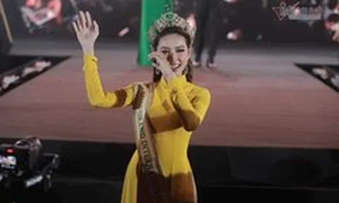 Hoa hậu Thùy Tiên khóc nức nở khi giao lưu với 3.000 khán giả