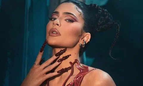 Kylie Jenner thành nữ hoàng Instagram với 300 triệu người theo dõi