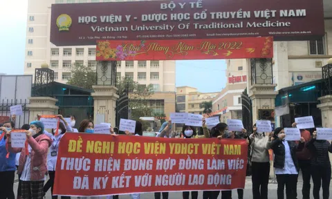 Hà Nội: Hơn 40 y bác sĩ xuống đường cầm băng rôn "cầu cứu" vì bị nợ lương suốt 8 tháng