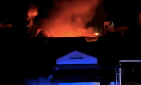 CLIP: Cháy lớn ở Bình Dương, sức nóng khủng khiếp ập vào nhà dân