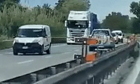 Ô tô lao phăm phăm chạy ngược chiều trên cao tốc, húc nát đầu xe vanicon