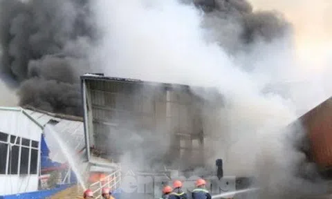 Kho hàng điện máy ở Bình Dương chìm trong biển lửa