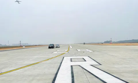 Hình ảnh công nhân hoàn thiện đường băng 1A Nội Bài vào khai thác trước Tết