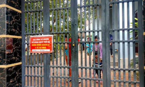 Về quê ăn Tết, gần 30 hộ dân bị xã tới khóa cổng