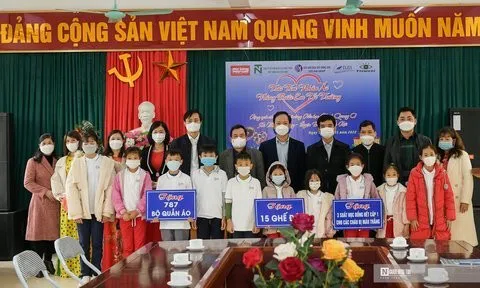 Trao quà cho học sinh khó khăn tại Ba Vì