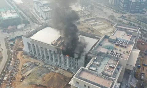 Đám cháy cùng cột khói đen bốc cao tại công trình trụ sở Tòa án nhân dân TP Hà Nội