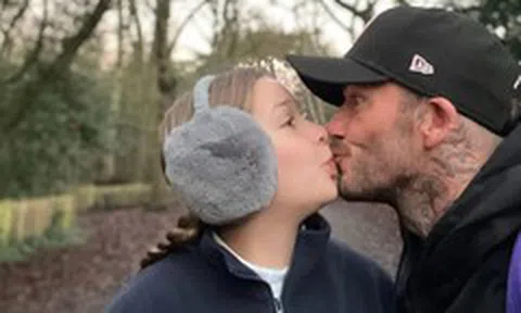 David Beckham bị ‘ném đá’ khi đăng ảnh hôn môi con gái 10 tuổi
