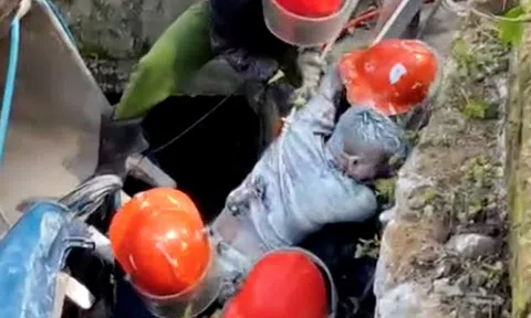 Tài xế kẹt cứng bên trong cabin bẹp dúm, 15 chiến sỹ cùng máy múc khẩn cấp giải cứu