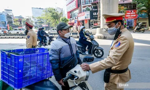 Nhiều người không đội mũ bảo hiểm bất ngờ khi bị phạt 500.000 đồng