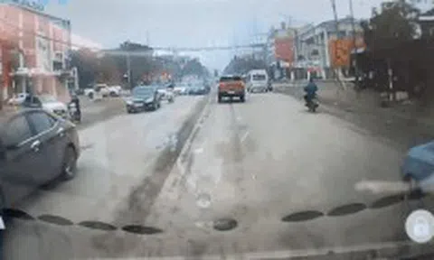 Ô tô con nhanh chân điền vào chỗ trống khiến tài xế xe tải phanh dúi dụiicon