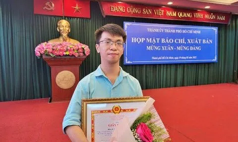 Phóng viên Người Đưa Tin nhận bằng khen của Thành ủy Tp.HCM