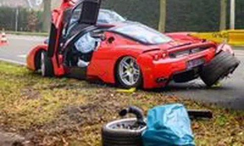 Siêu xe Ferrari Enzo 3,5 triệu USD vỡ toác sau va chạm khi lái thửicon