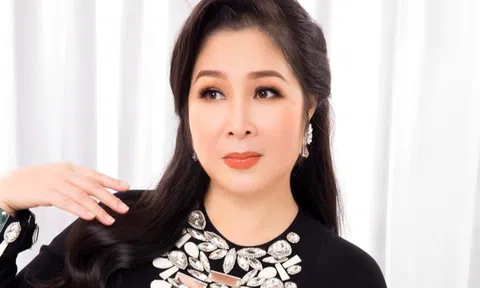 NSND Hồng Vân trẻ trung dù đã lên chức bà ngoại