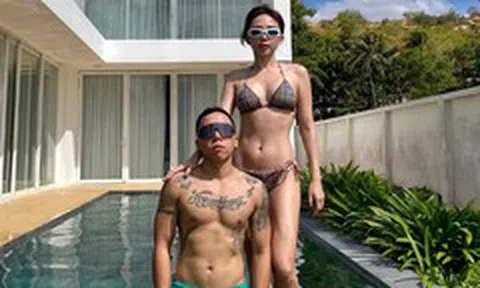 Tóc Tiên diện bikini gợi cảm bên cạnh ông xã Hoàng Touliver