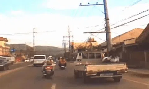 Tài xế xe tải đánh lái siêu nhanh, tránh cô gái trong gang tấcicon