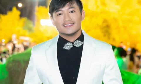 Quý Bình tái xuất lịch lãm, hội ngộ dàn MC nổi tiếng Thanh Bạch, Quỳnh Hoa