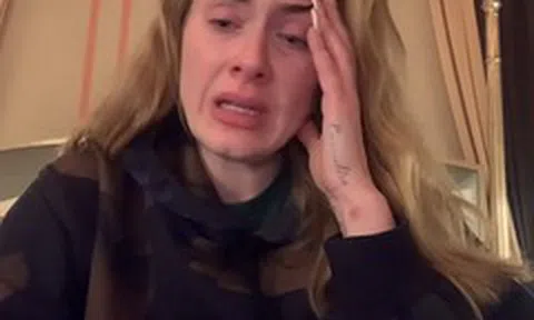 Adele khóc khi phải lùi lịch show diễn gấp do Covid-19