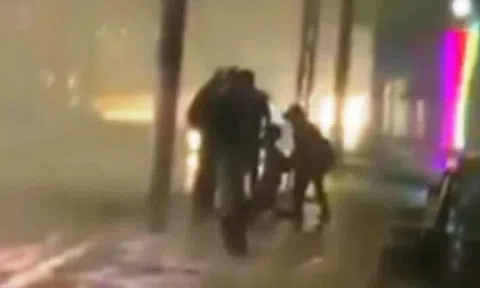 Mắng mỏ rồi làm 2 con nhỏ xước da, bố cầm dao chạy ra đường dọa cắt cổ tự sát