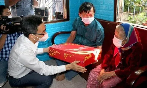 Phó Thủ tướng Vũ Đức Đam thăm và tặng quà Tết tại Bình Thuận