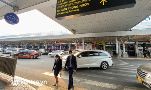 Ảnh, clip: Sân bay Tân Sơn Nhất nhộn nhịp người về quê đón Tết, hành khách rồng rắn xếp hàng dài check in