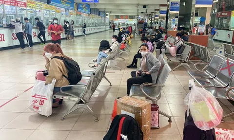 Bến xe nhộn nhịp, xe khách nối đuôi nhau đón người dân rời TP.HCM về quê đón Tết sớm