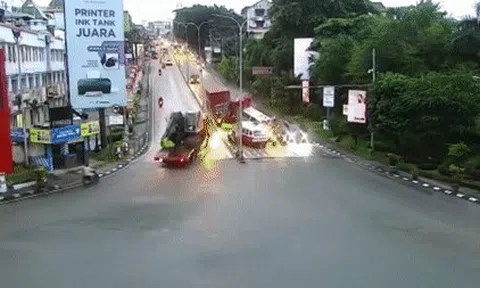 Xe tải mất phanh húc hàng chục phương tiện đang chờ đèn đỏicon