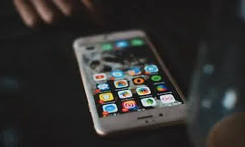 Mua iPhone cũ, người dùng cần cảnh giác chiêu trò 'kích pin'