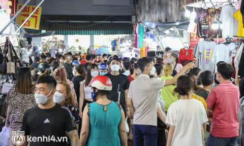 Chợ thời trang lớn nhất TP.HCM chật kín người mua sắm Tết, an ninh siết chặt ngăn chặn khách bị móc túi