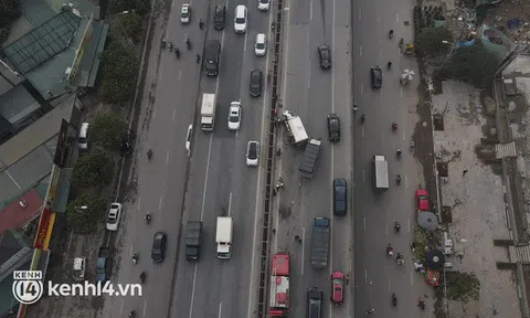 Hà Nội: Xe tải lật sau sự cố giao thông, giao thông qua đường vành đai 3 ùn tắc nghiêm trọng