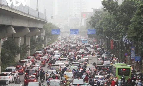 Giao thông Hà Nội dịp gần Tết Nguyên Đán đông đúc, tấp nập