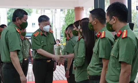 Đại tướng Tô Lâm đến thăm, động viên y, bác sĩ Bệnh viện 199