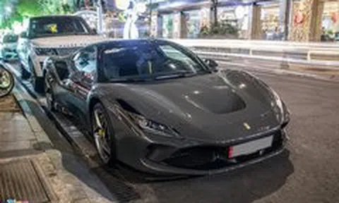 Siêu xe Ferrari F8 Tributo màu lạ xuất hiện tại TP.HCM
