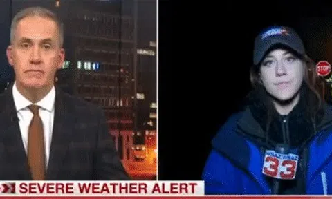 Phóng viên bị ô tô đâm trúng lúc đang đưa tin truyền hình trực tiếpicon