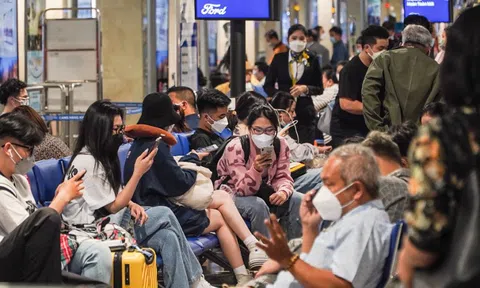 Người dân ùn ùn đổ về quê ăn Tết - sân bay Tân Sơn Nhất đông bất ngờ