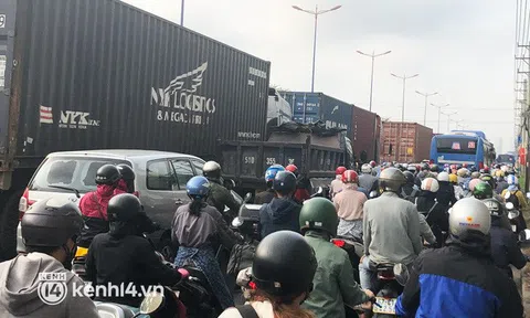 Ảnh: Cửa ngõ TP.HCM kẹt xe từ sáng đến trưa những ngày giáp Tết, người dân mệt mỏi nhích từng chút một