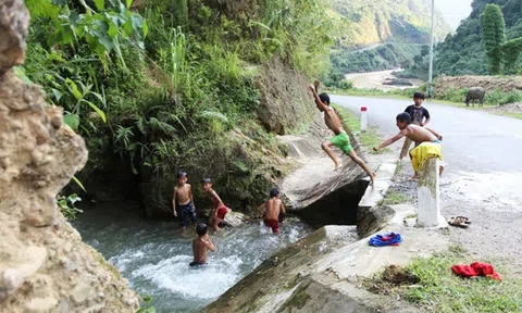 Lâm Đồng: 6 học sinh tắm suối, 2 em chết đuối thương tâm