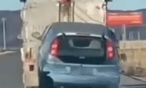 Bị kéo đi trên hai bánh, ô tô con 'nhảy nhót' điên cuồng giữa đườngicon