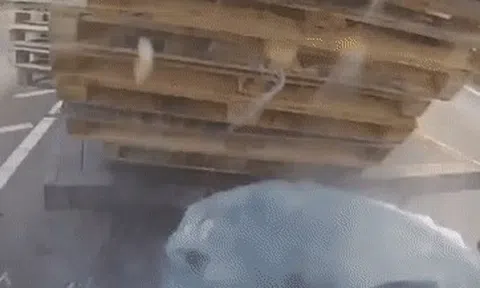 Bị xe tải tông bất ngờ từ phía sau, ô tô con nát vụnicon