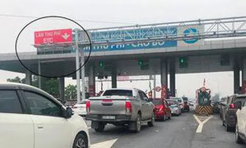Hàng trăm xe ô tô dán thẻ thu phí không dừng không thể qua trạm thu phí