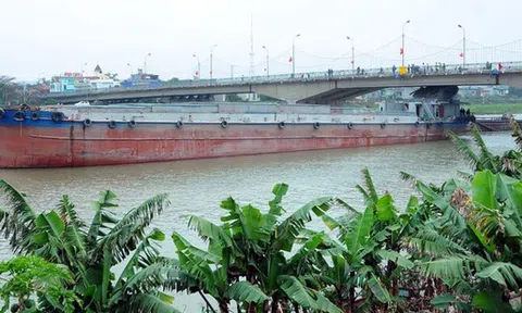 Sà lan chở xi măng tông nứt gầm cầu Thái Bình