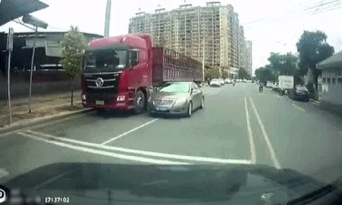 Thấy cảnh hút trộm dầu trên đường, nam tài xế dạy cho kẻ cắp bài học nhớ đờiicon