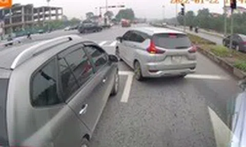 Tình huống tài xế ô tô vượt đèn đỏ nhưng lại được… khen ngợiicon