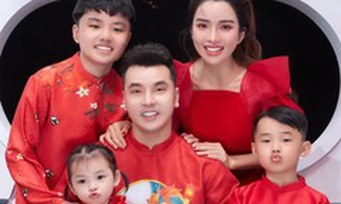Ưng Hoàng Phúc và vợ siêu mẫu cùng 3 con rực rỡ chào xuân mới