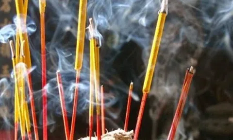 Chuyên gia nêu những "kiêng kỵ" khi lau dọn ban thờ, tỉa chân nhang đón Tết Nguyên đán