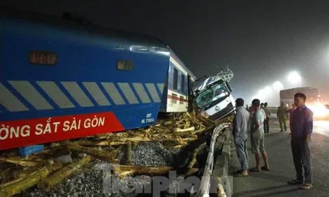 Tàu khách Bắc-Nam bị lật đầu máy, văng toa vì đâm vào ô tô tải chở gỗ