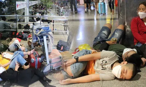 Hành khách trắng đêm vật vờ tại sân bay sân bay Tân Sơn Nhất vì chuyến bay delay suốt 12 tiếng: Lấy giày làm gối, áo làm chiếu