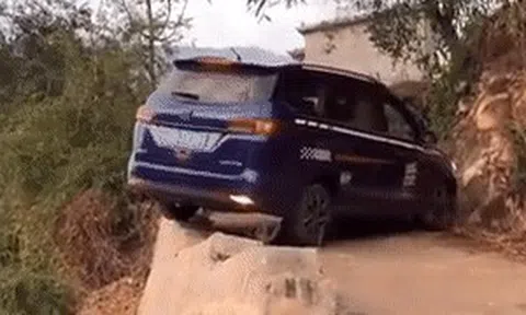 Thót tim cảnh ô tô quay đầu ở đường hẹp kề mé vựcicon