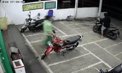 Trộm xe máy bị 4 nam sinh mặc váy 'tẩn' cho sấp mặticon