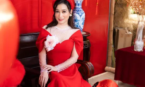 NSƯT Tuyết Thu khoe sắc vóc quyến rũ, rạng rỡ ở tuổi 51