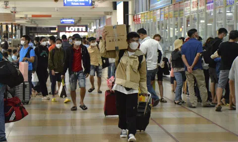 TP HCM: Bến xe miền Đông tấp nập người về quê đón Tết